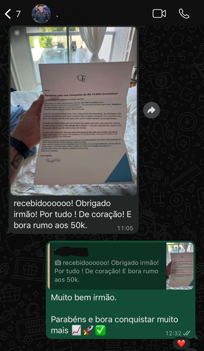 Aluno recebendo o brinde de marco de investimento